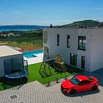 Luxury Sunlife With Pool Villa