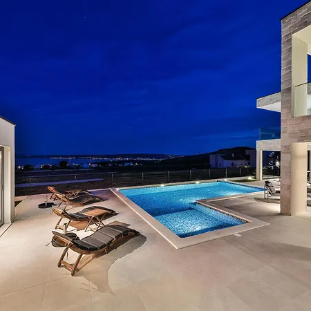 Luxury Sunlife With Pool Villa
