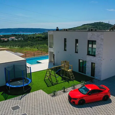 Luxury Sunlife With Pool Villa